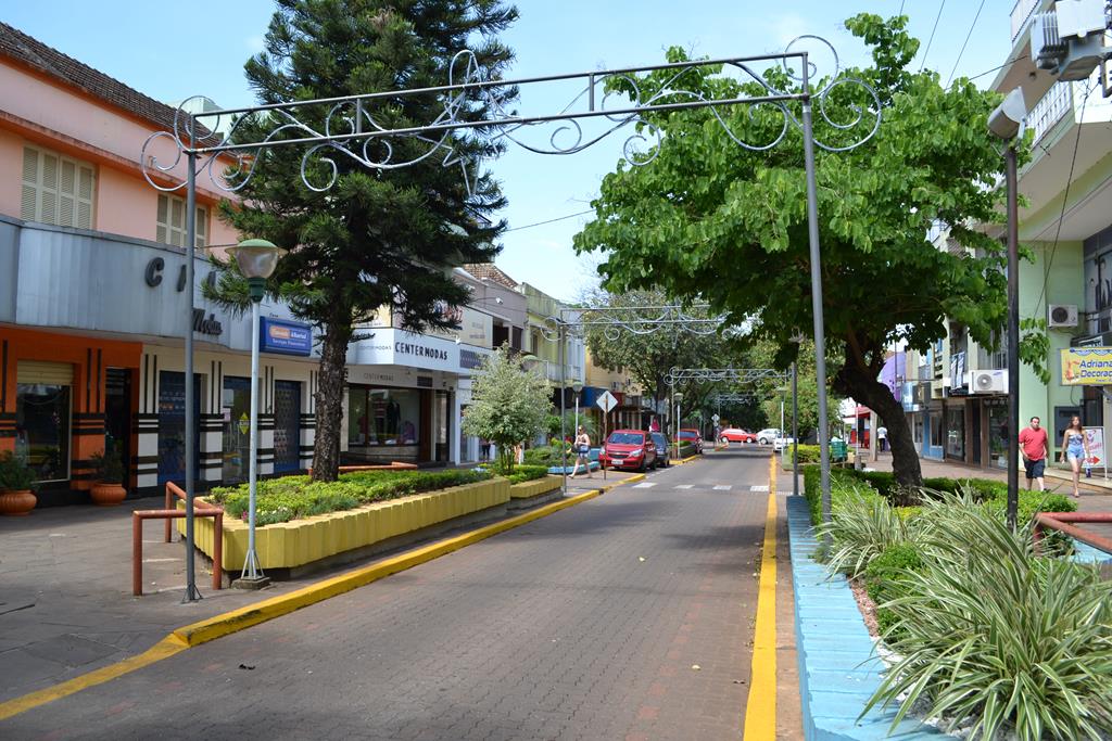 Decoração natalina já começa a ser instalada